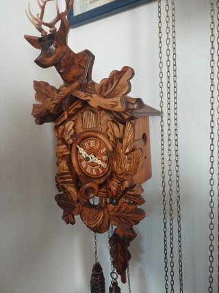 Orologio a cucù in legno con cervo