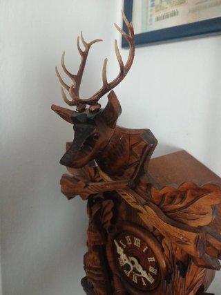 Orologio a cucù in legno con cervo