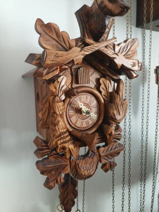 Orologio a cucù in legno con cervo