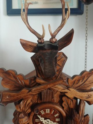 Orologio a cucù in legno con cervo