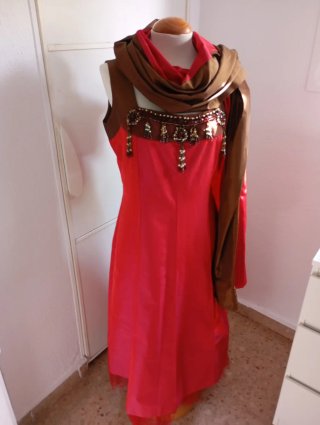 Traje de fiesta rojo y marrón