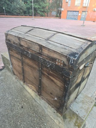 Baúl de madera vintage con herrajes