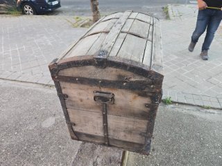Baúl de madera vintage con herrajes