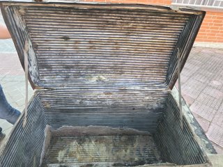 Baúl de madera vintage con herrajes