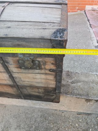 Baúl de madera vintage con herrajes