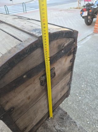 Baúl de madera vintage con herrajes