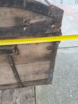Baúl de madera vintage con herrajes