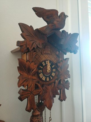 Orologio a cucù in legno intagliato