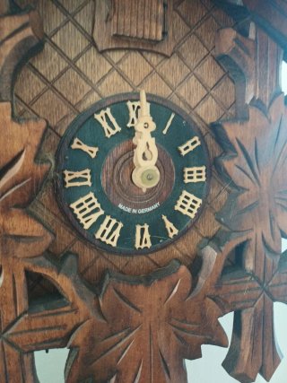 Orologio a cucù in legno intagliato