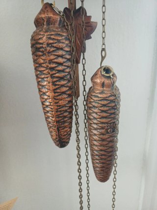Orologio a cucù in legno intagliato