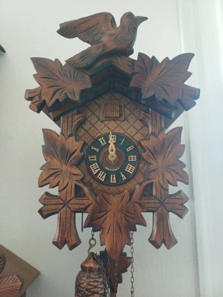Orologio a cucù in legno intagliato