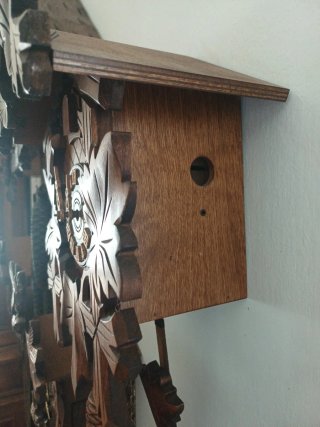 Orologio a cucù in legno intagliato