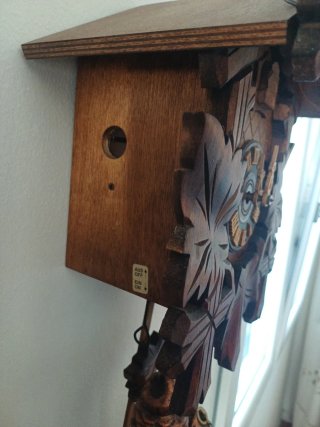 Orologio a cucù in legno intagliato