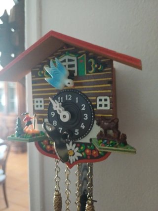 Orologio a cucù con bambina su altalena