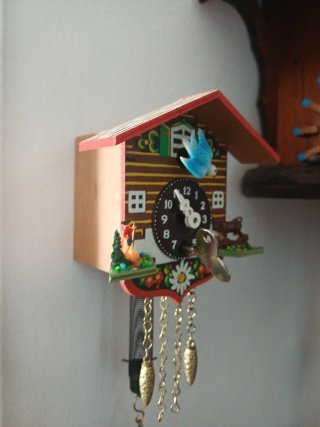 Orologio a cucù con bambina su altalena