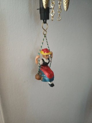 Orologio a cucù con bambina su altalena