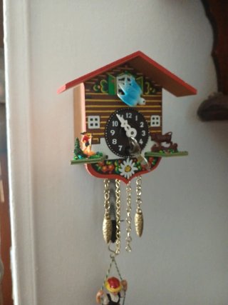 Orologio a cucù con bambina su altalena