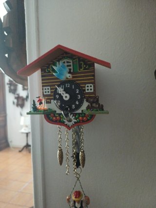 Orologio a cucù con bambina su altalena