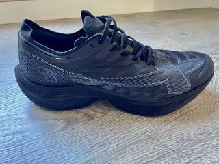 Zapatillas running negra.extra ligera ultra fastga