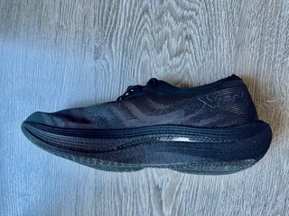 Zapatillas running negra.extra ligera ultra fastga