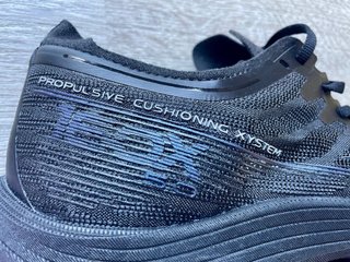 Zapatillas running negra.extra ligera ultra fastga