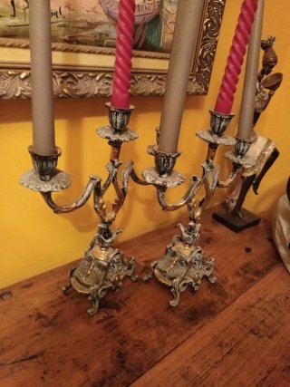 Candelabros de bronce dorados y azules