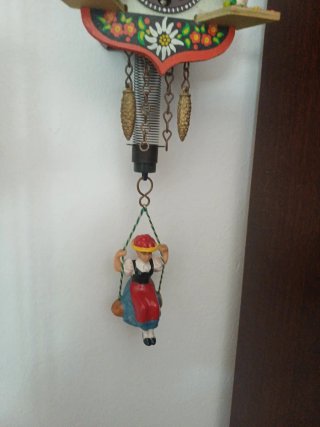 Orologio a cucù in legno con bambola