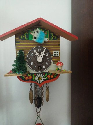 Orologio a cucù in legno con bambola