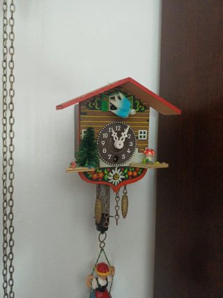 Orologio a cucù in legno con bambola