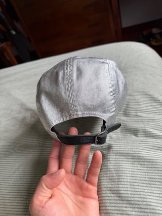 Gorra Supreme Plateada SS25