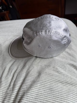 Gorra Supreme Plateada SS25