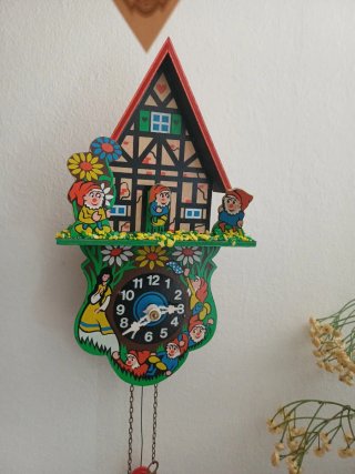 Orologio a cucù con nani e fiori
