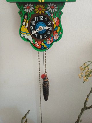 Orologio a cucù con nani e fiori