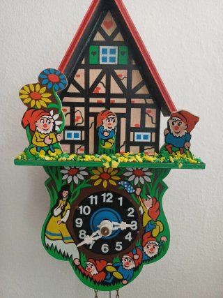 Orologio a cucù con nani e fiori