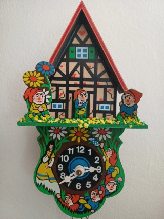 Orologio a cucù con nani e fiori