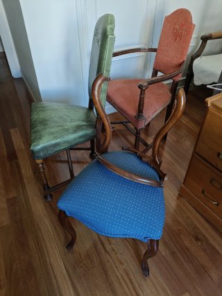 Sillas de madera y cuero para restaurar