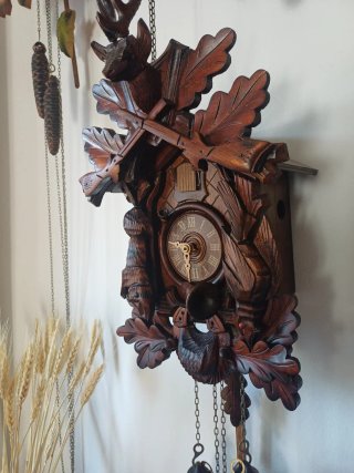Orologio a cucù in legno intagliato