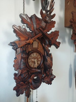Orologio a cucù in legno intagliato