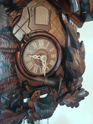 Orologio a cucù in legno intagliato