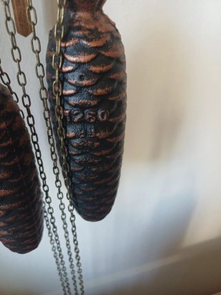 Orologio a cucù in legno intagliato