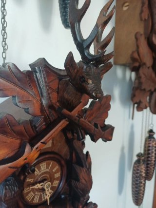 Orologio a cucù in legno intagliato