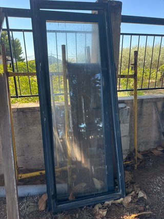 Puerta balconera de aluminio le falta una cantoner