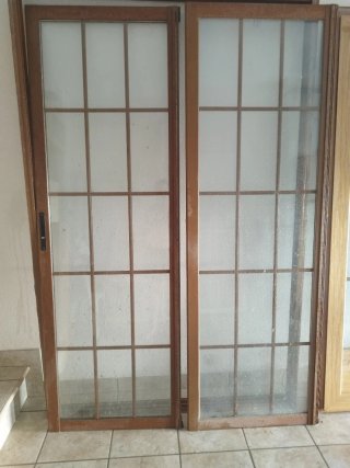 Puertas correderas de aluminio imitación madera.