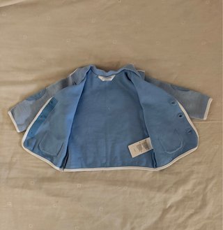 Chaqueta Mayoral azul con ribetes blancos