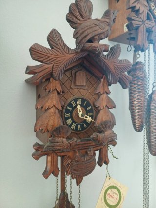 Orologio a cucù in legno intagliato