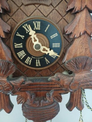 Orologio a cucù in legno intagliato
