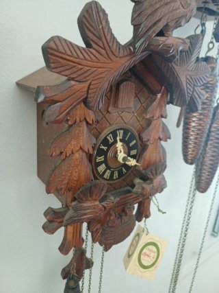 Orologio a cucù in legno intagliato