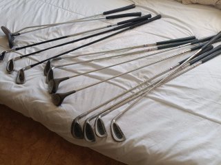 Bolso y palos de golf