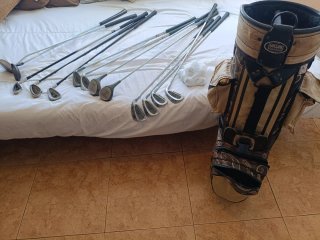 Bolso y palos de golf