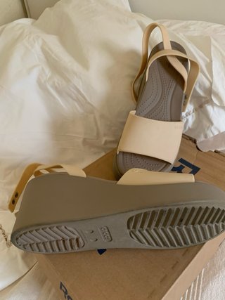 Sandalias Crocs Beige y Gris Mujer